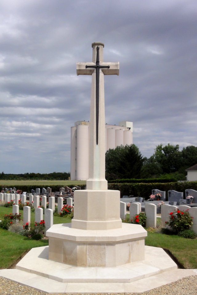Annois (Aisne) cimetière, CWCG graves (01) (cropped)