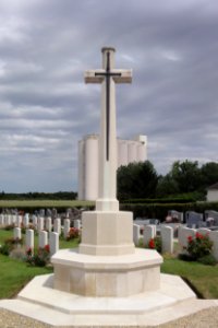 Annois (Aisne) cimetière, CWCG graves (01) (cropped) photo