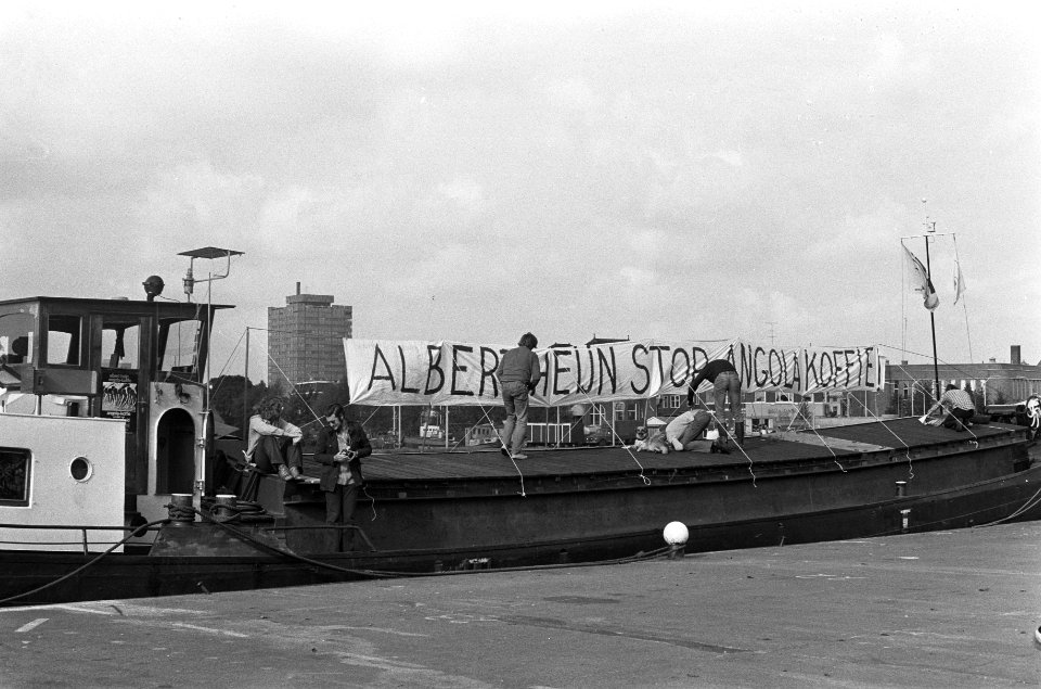 Angola-comite demonstreert met schip voor hoofdkantoor Albert Heyn , schip met s, Bestanddeelnr 926-6950