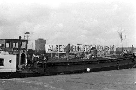 Angola-comite demonstreert met schip voor hoofdkantoor Albert Heyn , schip met s, Bestanddeelnr 926-6950