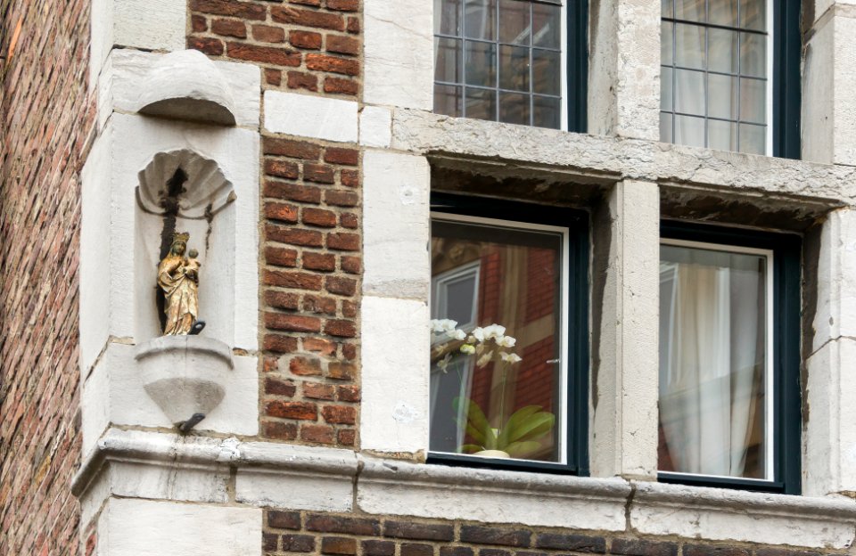 Angle rue statue Vierge, Aachen, Germany