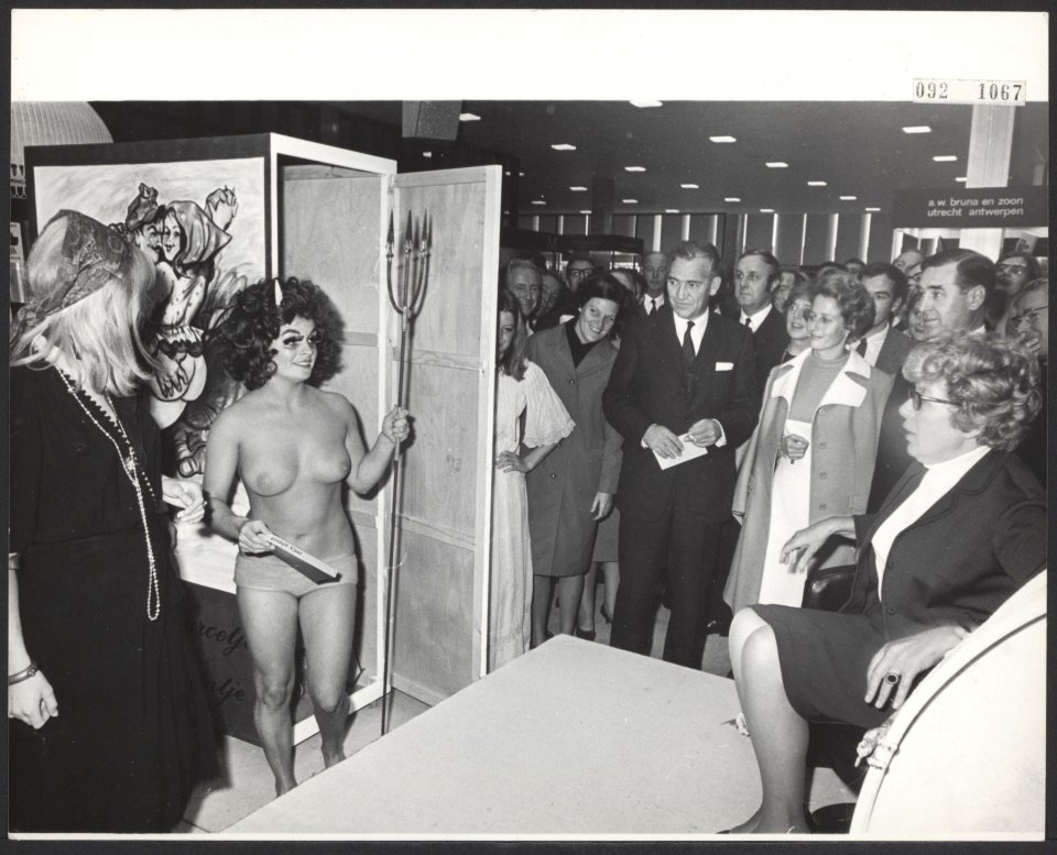 Annie M.G. Schmidt opent de boekenmarkt in de nieuwe RAI. Tijdens de daarop volg, Bestanddeelnr 092-1067