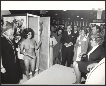 Annie M.G. Schmidt opent de boekenmarkt in de nieuwe RAI. Tijdens de daarop volg, Bestanddeelnr 092-1067