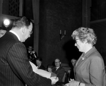 Annie M. G. Schmidt de staatsprijs kinderboek ontvangen uit handen van Staatss, Bestanddeelnr 917-5737
