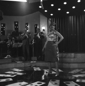 Annie Cordy repeteert in Cinetone studio . Tijdens de repetitie, Bestanddeelnr 913-0766