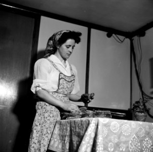 Annie sorteert sokken in een roef aan boord van de Damco 9, Bestanddeelnr 254-1436