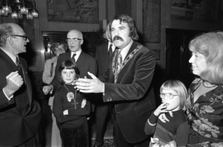 Andre van der Louw geinstalleerd als burgemeester van Rotterdam Van der Louw me, Bestanddeelnr 927-5978
