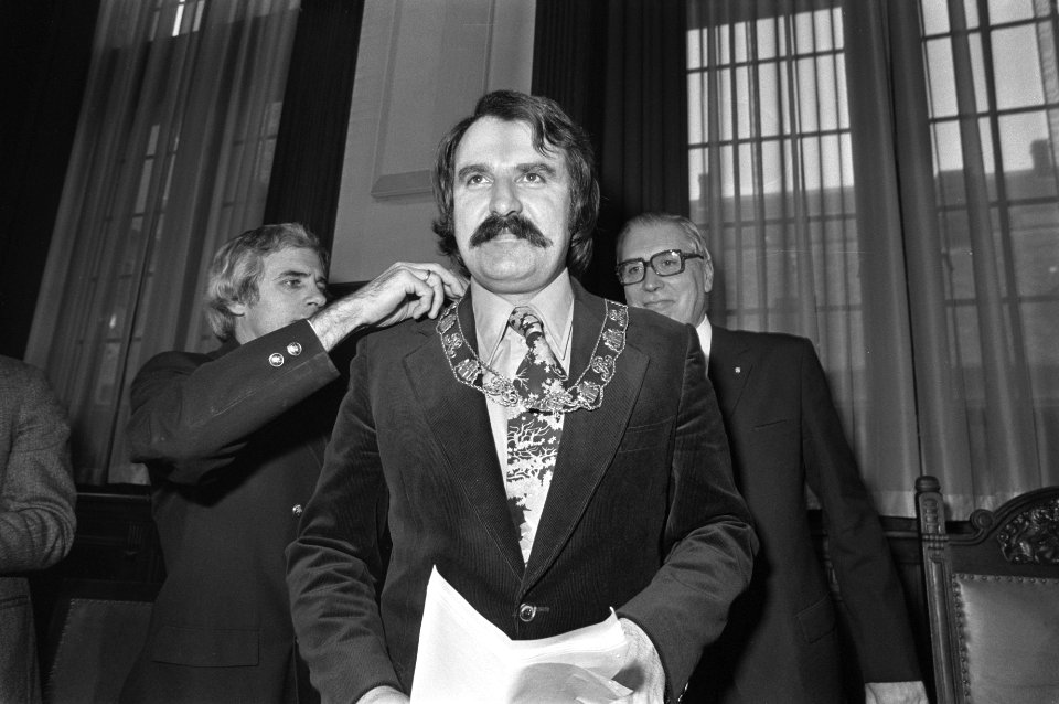 Andre van der Louw geinstalleerd als burgemeester van Rotterdam krijgt ambtsket, Bestanddeelnr 927-5971
