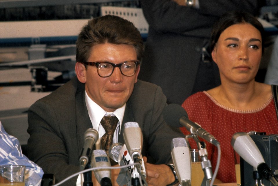 Andre Amalrik en echtgenote Gjoezel tijdens persconferentie op Schiphol, Bestanddeelnr 254-9854
