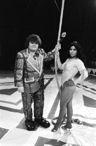 Andre Hazes in het Nationaal Show Circus . Andre Hazes met acrobate Maria Althof, Bestanddeelnr 932-0696