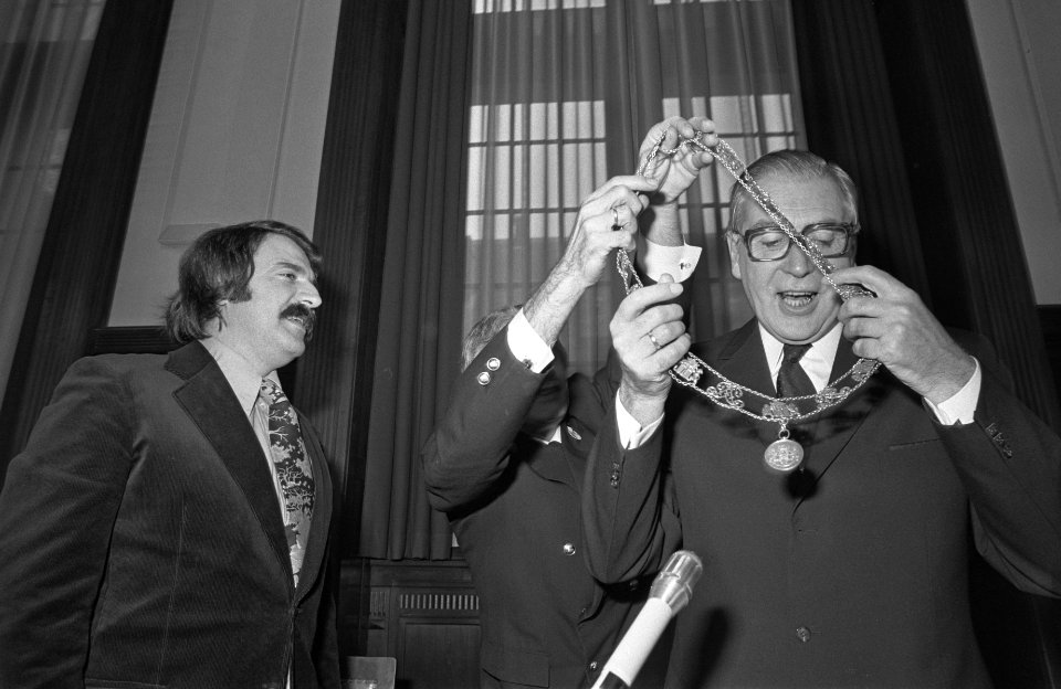 Andre van der Louw geinstalleerd als burgemeester van Rotterdam burgemeester Va, Bestanddeelnr 927-5975