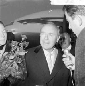 Andre Kostelanetz met echtgenote op Schiphol. Andre Kostelanetz, Bestanddeelnr 915-8177