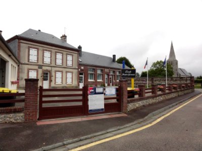 Annouville-Vilmesnil (Seine-Mar.) rue de la mairie (mairie, école, église)