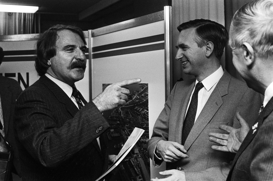 Andre van der Louw (l) bood aan Dolman (r) en Steenkamp zijn boek Als de dood v, Bestanddeelnr 933-5011