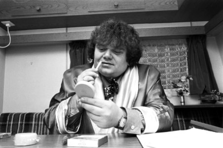 Andre Hazes in het Nationaal Show Circus . Andre Hazes schminkt zich in zijn car, Bestanddeelnr 932-0699