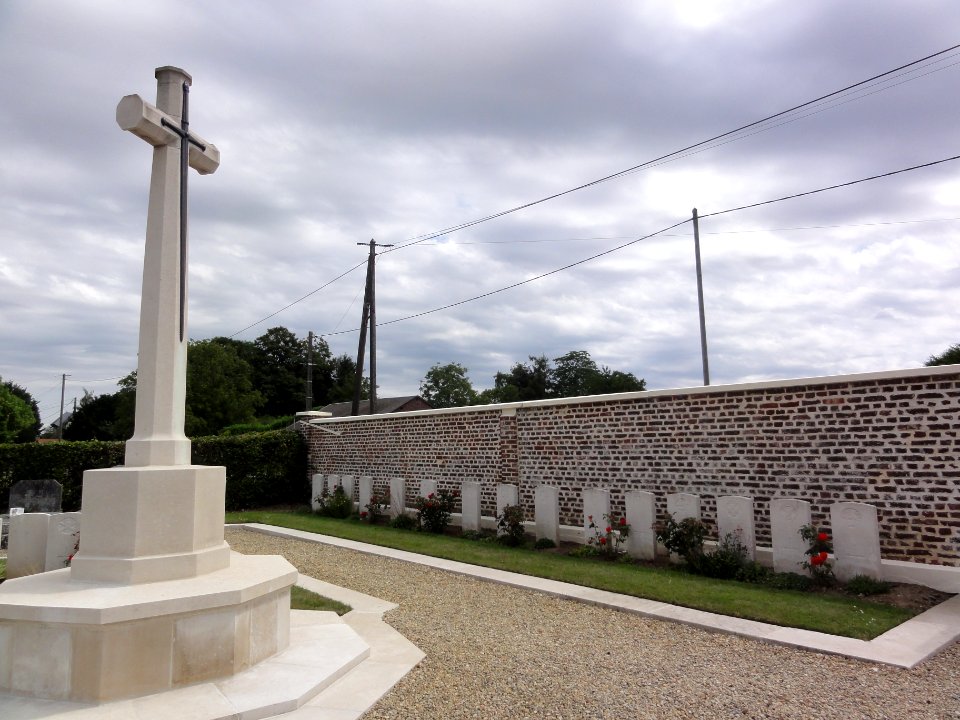 Annois (Aisne) cimetière, CWCG graves (02)