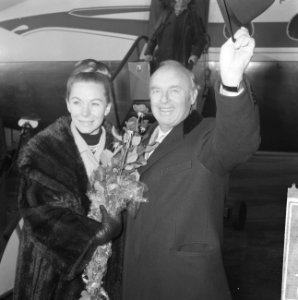 Andre Kostelanetz met echtgenote op Schiphol. Andre Kostelanetz, Bestanddeelnr 915-8178