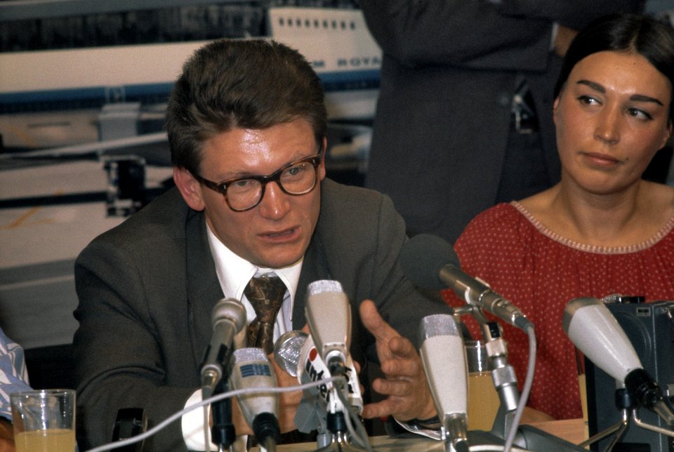 Andre Amalrik en echtgenote Gjoezel tijdens persconferentie op Schiphol, Bestanddeelnr 254-9852
