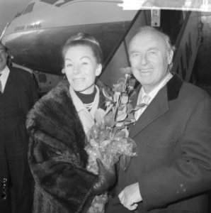 Andre Kostelanetz met echtgenote op Schiphol, Bestanddeelnr 915-8176