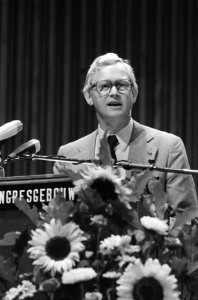 Andriessen tijdens zijn rede, Bestanddeelnr 928-1181