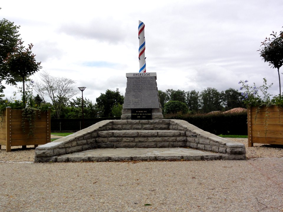 Angresse (Landes) monument aux morts