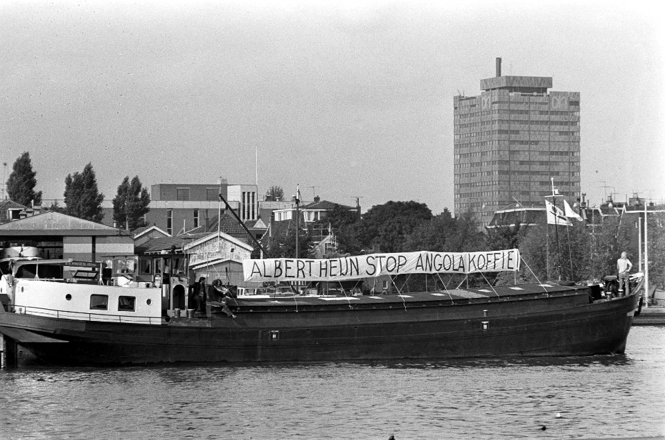 Angola-comite demonstreert met schip voor hoofdkantoor Albert Heyn , schip met s, Bestanddeelnr 926-6948