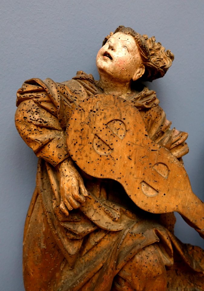 Angels playing viola and lute, view 3, probably Upper Rhine, c. 1490, linden wood - Bode-Museum - DSC03109