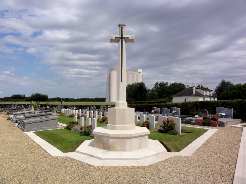 Annois (Aisne) cimetière, CWCG graves (01)