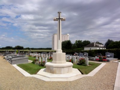 Annois (Aisne) cimetière, CWCG graves (01) photo