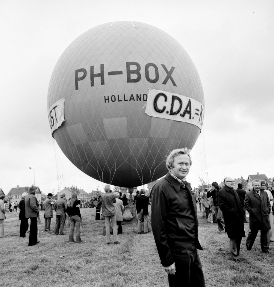 Andriessen (KVP) maakt ballontocht in Castricum Andriessen voor zijn CDA-ballon, Bestanddeelnr 927-2128