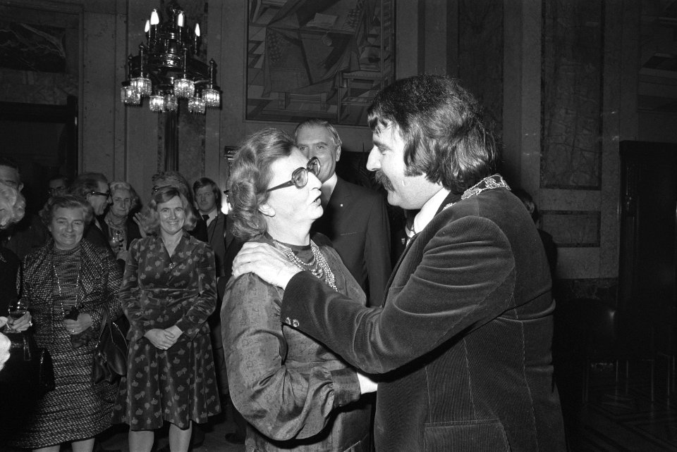 Andre van der Louw geinstalleerd als burgemeester van Rotterdam mevrouw Den Uyl, Bestanddeelnr 927-5979