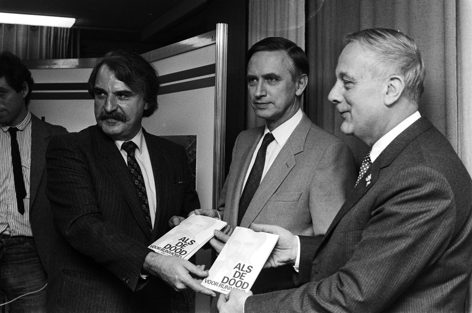 Andre van der Louw (l) bood aan Dolman (r) en Steenkamp zijn boek Als de dood v, Bestanddeelnr 933-5013