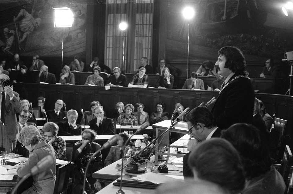 Andre van der Louw geinstalleerd als burgemeester van Rotterdam mevrouw Van der, Bestanddeelnr 927-5977