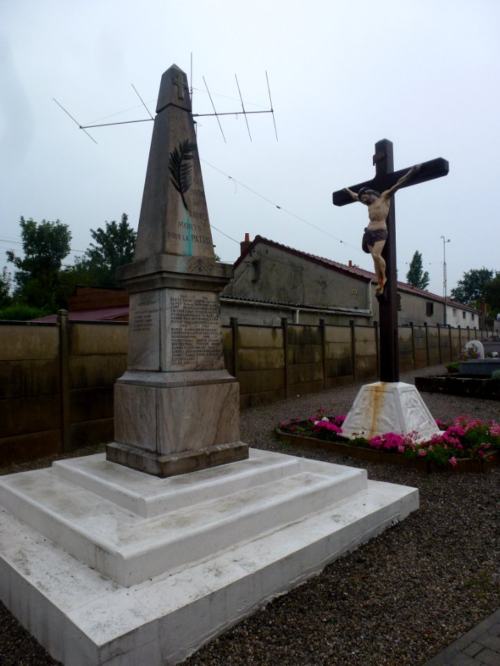 Andres (Pas-de-Calais) monument aux morts + croix de cimetière