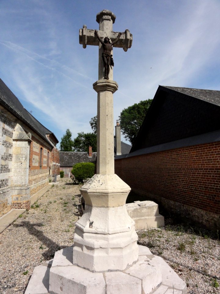 Ancourteville-sur-Héricourt (Seine-Mar.) croix de cimetière