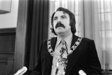 Andre van der Louw geinstalleerd als burgemeester van Rotterdam burgemeester Va, Bestanddeelnr 927-5974
