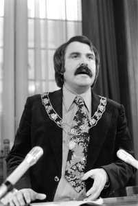 Andre van der Louw geinstalleerd als burgemeester van Rotterdam burgemeester Va, Bestanddeelnr 927-5973