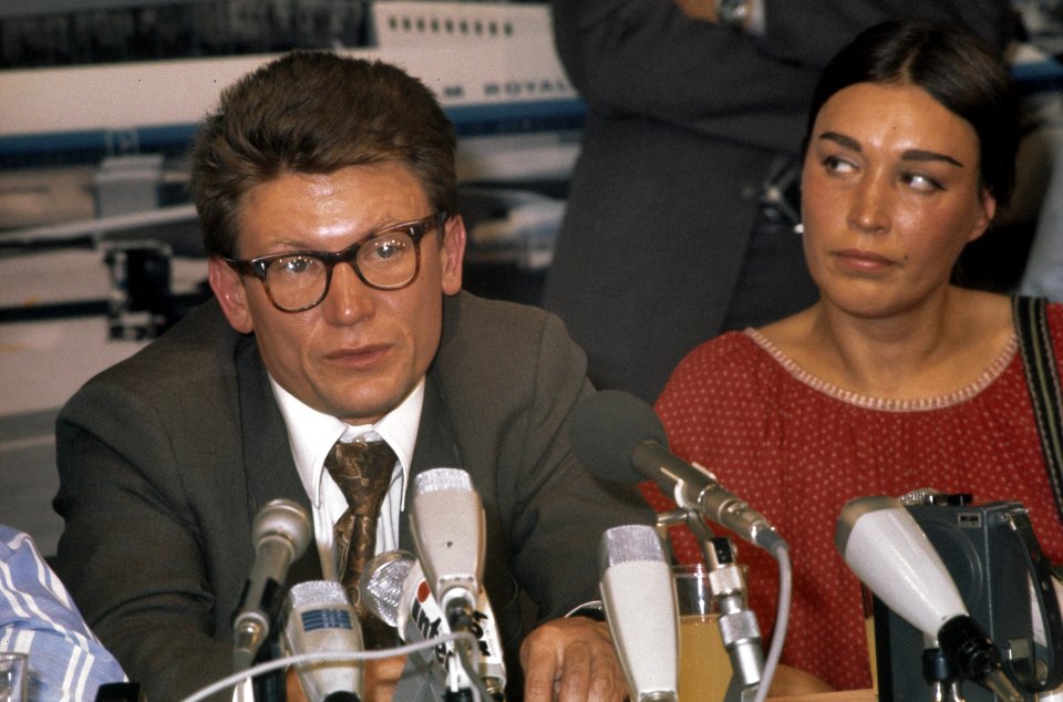 Andre Amalrik en echtgenote Gjoezel tijdens persconferentie op Schiphol, Bestanddeelnr 254-9853