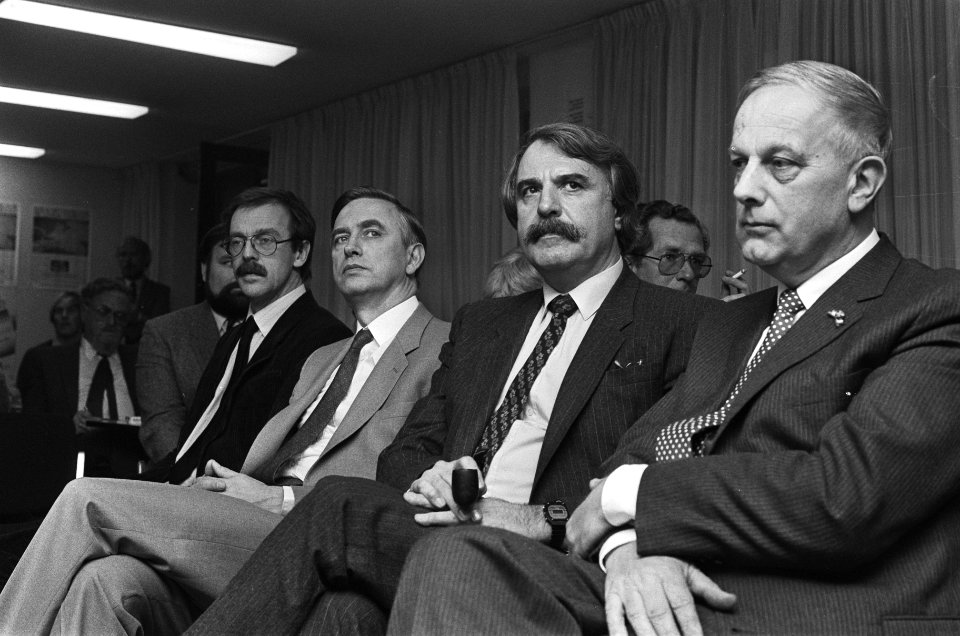 Andre van der Louw (l) bood aan Dolman (r) en Steenkamp zijn boek Als de dood v, Bestanddeelnr 933-5012