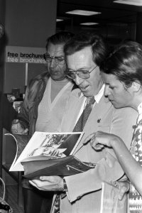 Andy Williams met echtgenote op Schiphol, Bestanddeelnr 925-8486