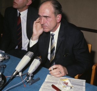Andreas Papandreon (Griekenland) houdt persconferentie in Poort van Cleve , Amst, Bestanddeelnr 254-8049