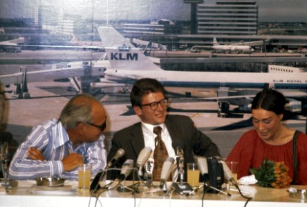 Andre Amalrik en echtgenote Gjoezel tijdens persconferentie op Schiphol. v.l.n.r, Bestanddeelnr 254-9855