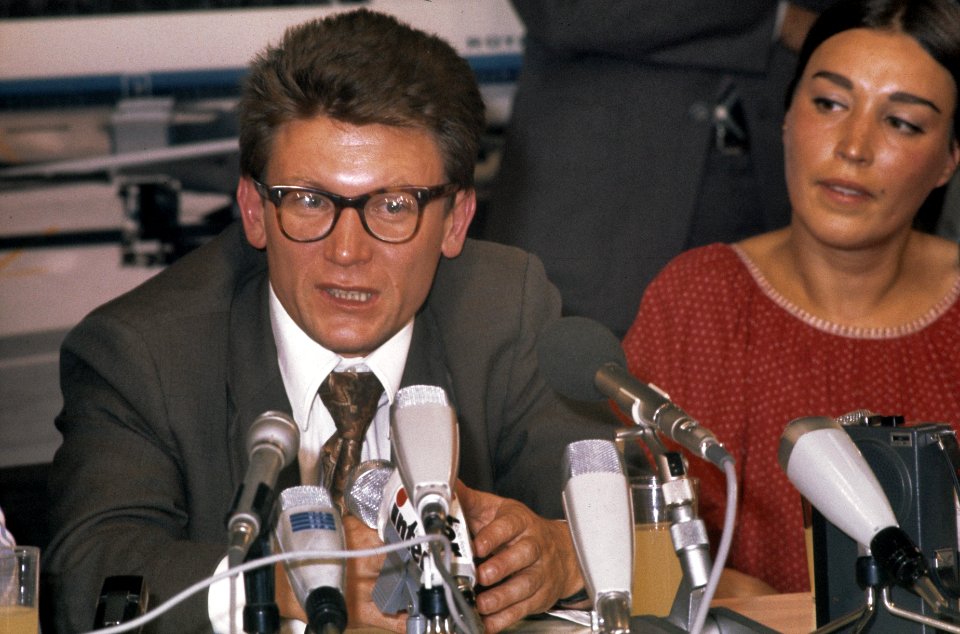 Andre Amalrik en echtgenote Gjoezel tijdens persconferentie op Schiphol, Bestanddeelnr 254-9851