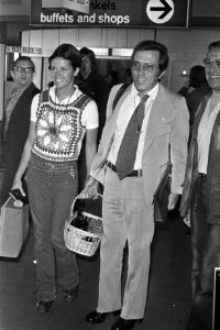 Andy Williams met echtgenote op Schiphol, Bestanddeelnr 925-8484