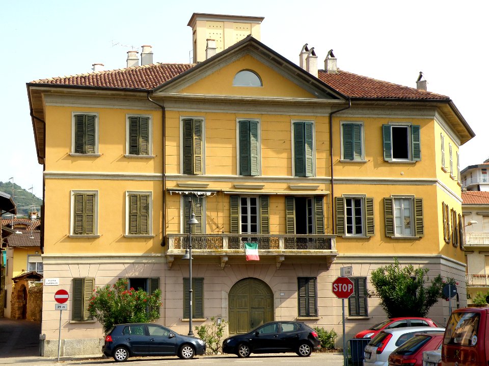 Angera Piazza Garibaldi 1