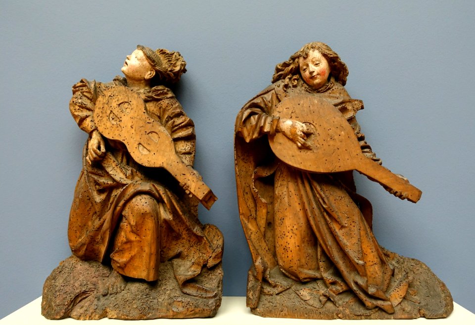 Angels playing viola and lute, view 1, probably Upper Rhine, c. 1490, linden wood - Bode-Museum - DSC03105