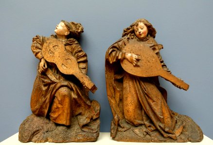 Angels playing viola and lute, view 1, probably Upper Rhine, c. 1490, linden wood - Bode-Museum - DSC03105