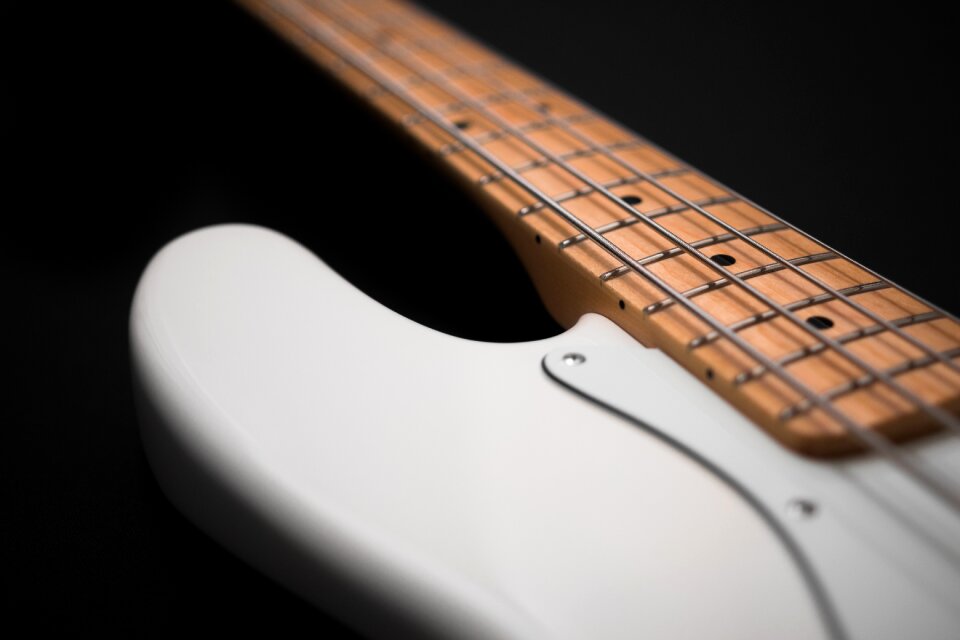 Instrument e bass musical instrument