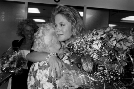 Angela wordt begroet door haar oma, Bestanddeelnr 934-4904