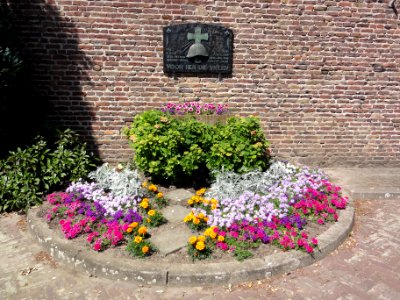 Angeren (Lingewaard) oorlogsmonument tegen gevel RK kerk